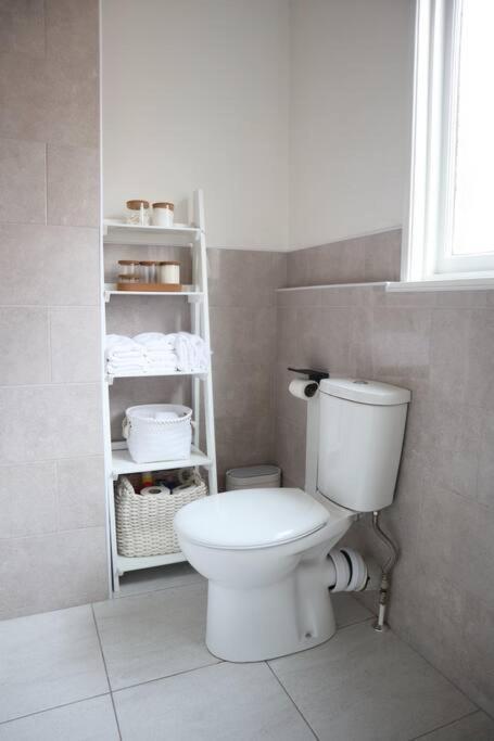 לייסטר Spacious 1 Bedroom Apartment מראה חיצוני תמונה